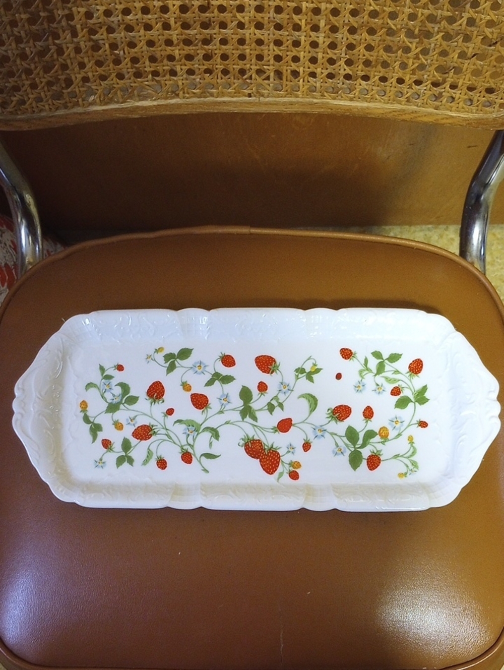 LIKE NEW Estee Lauder Porcelain Strawberry & Floral Tray for Tea Set, Vtg 1981